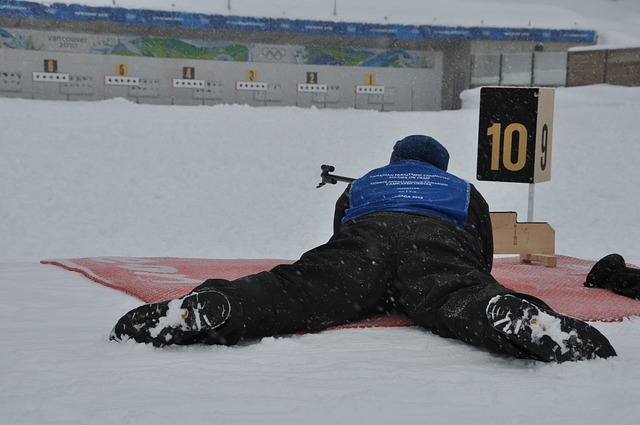 biathlète qui tire à la carabine biathlète qui tire à la carabine
