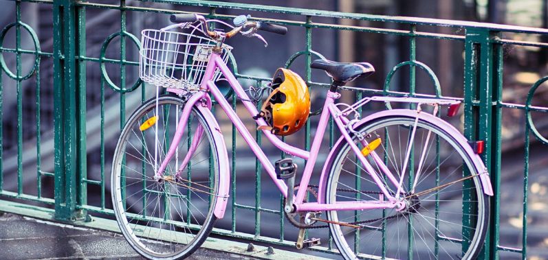 Casque sur vélo extérieur