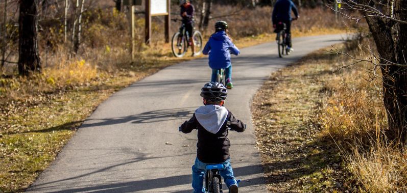 Enfant à vélo portant un casque 