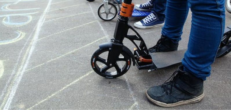 Des trottinettes électriques et leurs conducteurs 