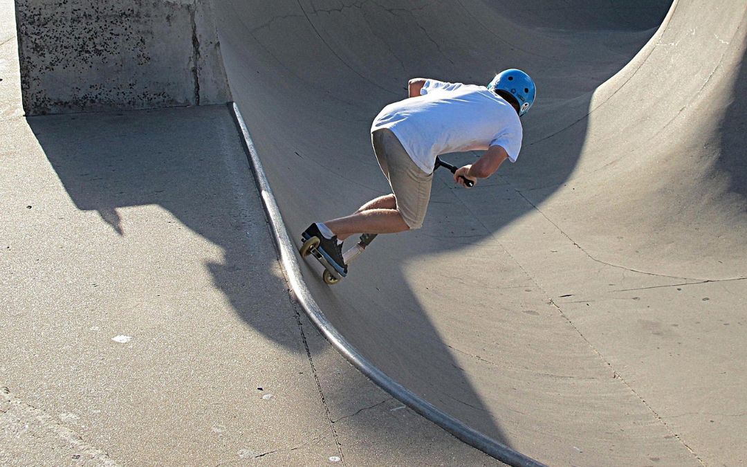 Trottinette freestyle dans un skatepark
